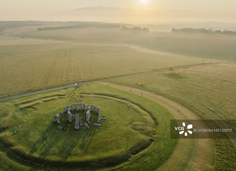 日出时分的巨石阵高空视角图片素材