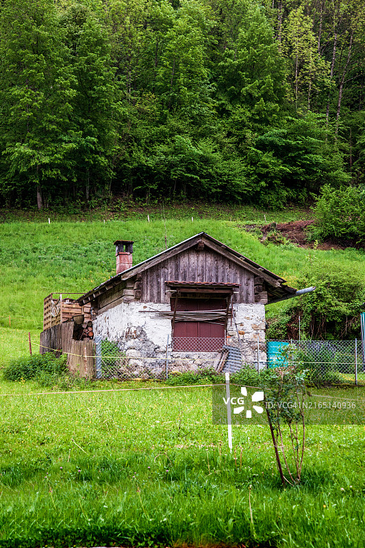 瑞士伊瑟尔特瓦尔德村小农舍图片素材