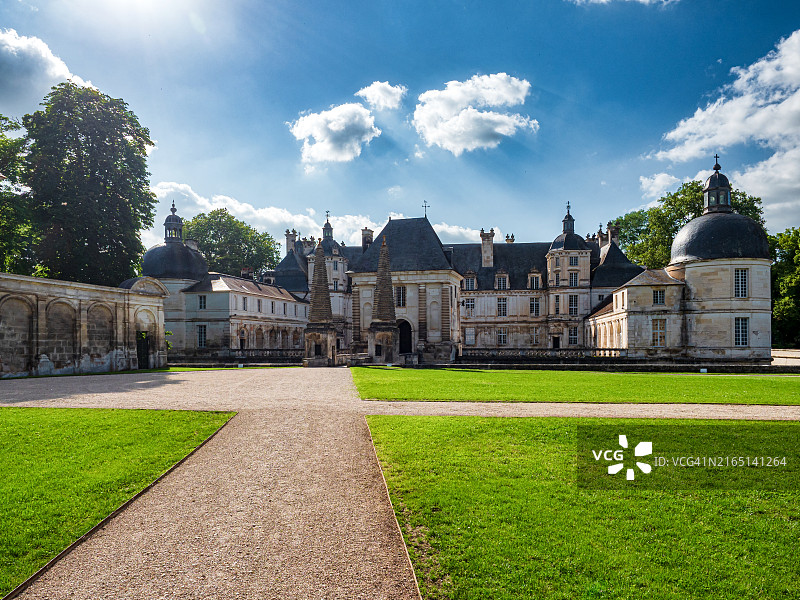 法国勃艮第地区的唐莱城堡图片素材