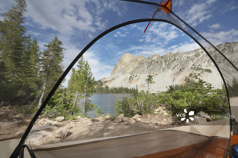 锯齿山脉的爱丽丝湖营地图片素材