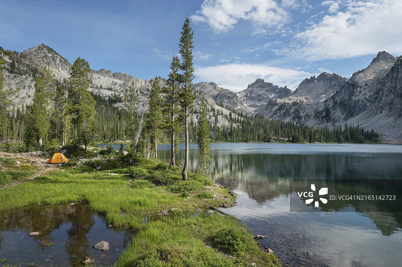 锯齿山脉的爱丽丝湖营地图片素材