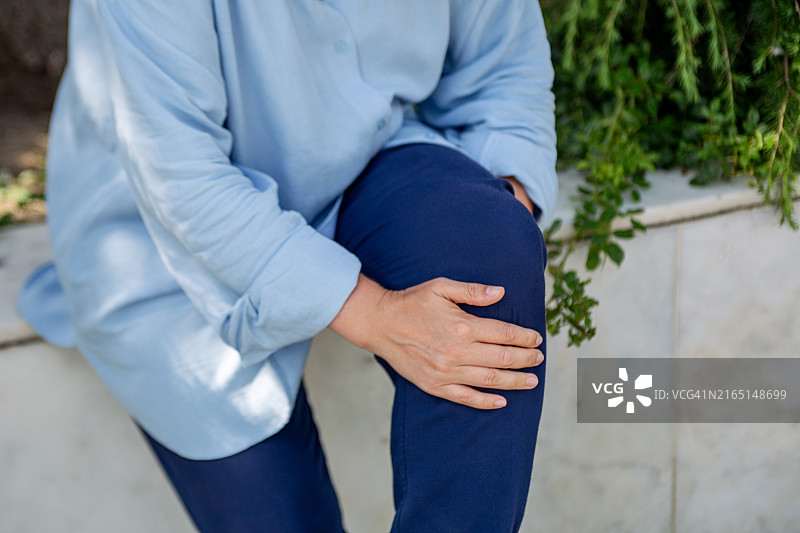 女性手部膝盖特写照片，关节疼痛概念图片素材