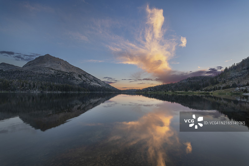 大沙地湖日落风河山脉图片素材