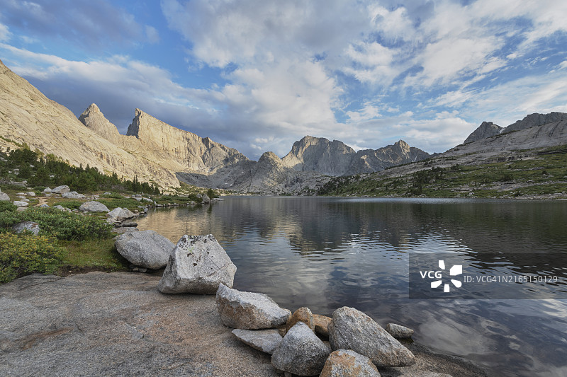 风河山脉深湖图片素材