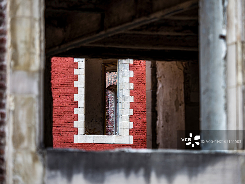 废弃旧楼的破损窗户图片素材