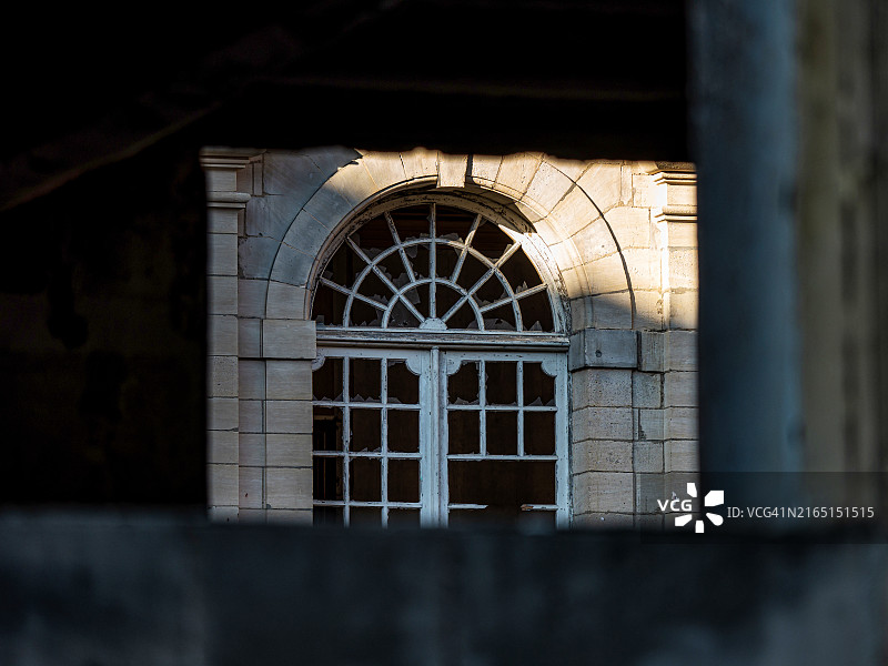 废弃旧楼的破损窗户图片素材