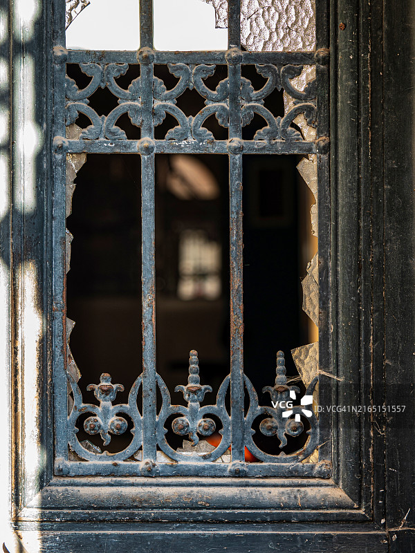废弃旧楼的破损窗户图片素材