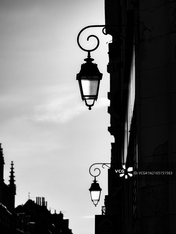 优雅的法式街灯及其阴影图片素材