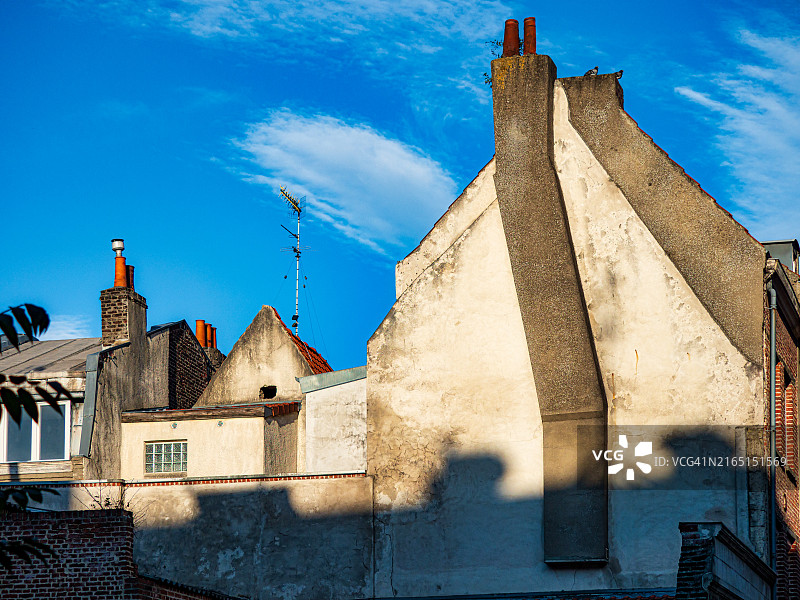 红色砖砌建筑，橙色瓦片高屋顶，法国古镇的经典外观图片素材