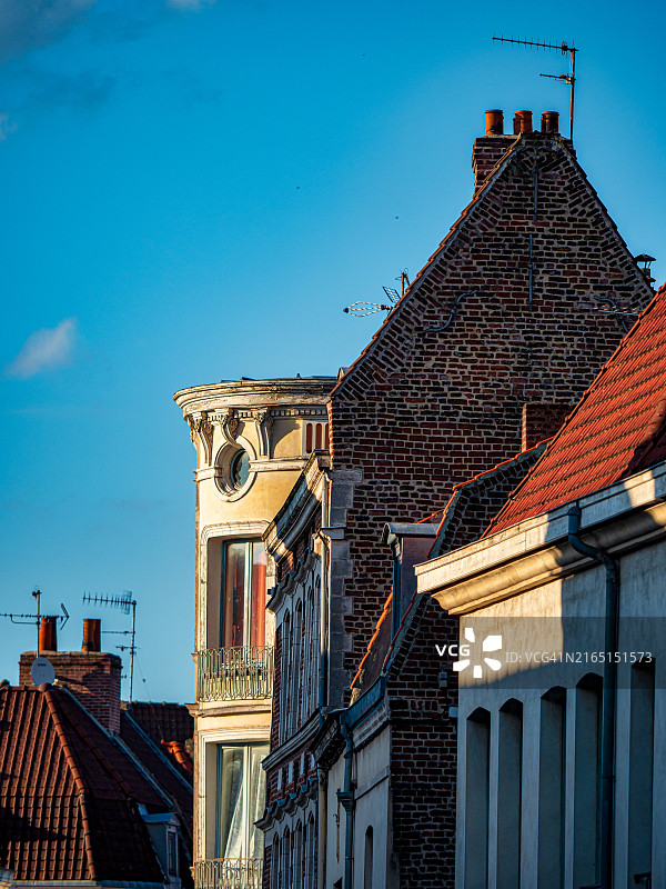 红色砖砌建筑，橙色瓦片高屋顶，法国古镇的经典外观图片素材