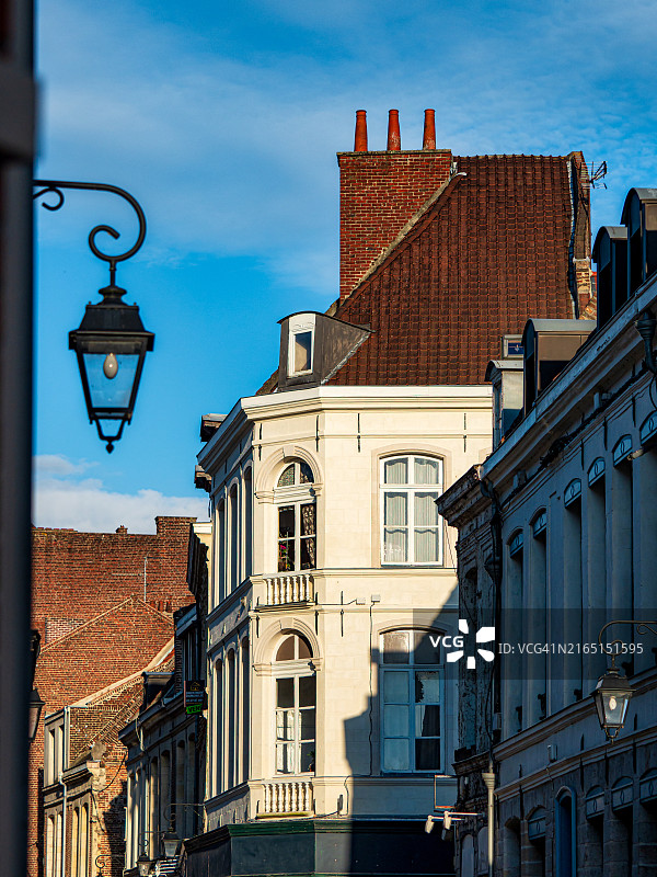 红色砖砌建筑，橙色瓦片高屋顶，法国古镇的经典外观图片素材