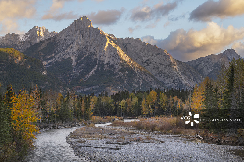 卡纳纳斯基斯河与洛雷特山图片素材