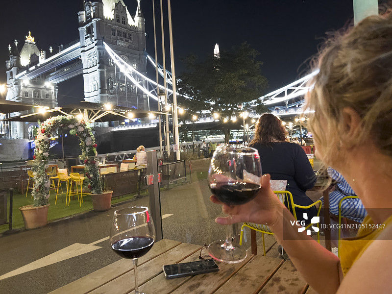 女人在伦敦塔桥附近的餐厅喝酒图片素材