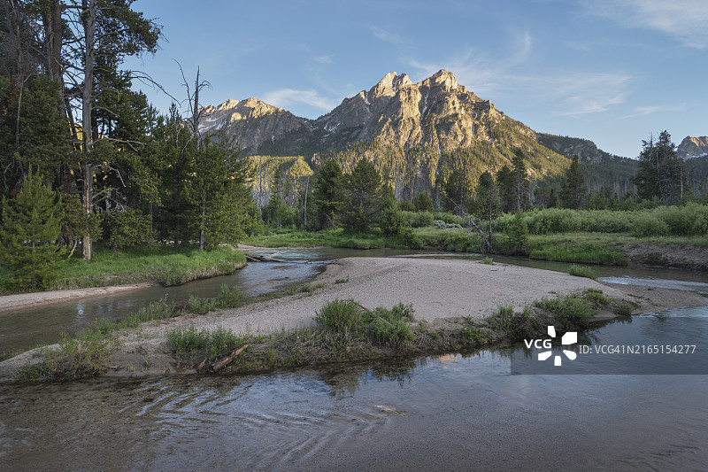 麦高恩峰和斯坦利湖溪图片素材
