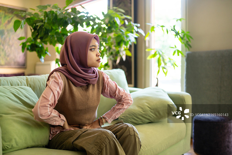 胃痛的女人图片素材