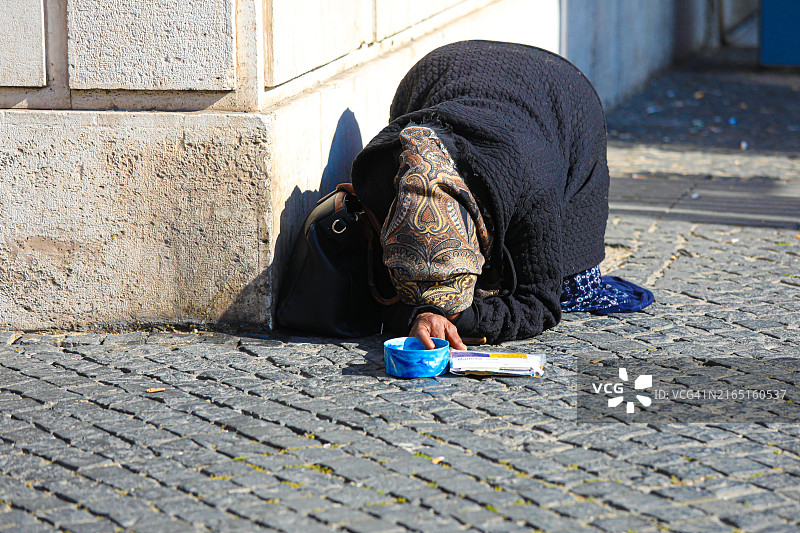 在罗马街头乞讨的女人图片素材