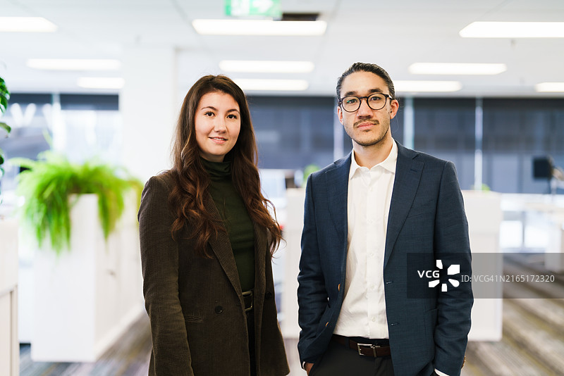 充满自信的办公室商务人士图片素材