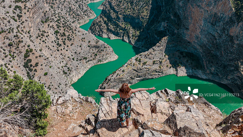 土耳其艾登阿拉帕皮斯蒂峡谷与河流鸟瞰图片素材