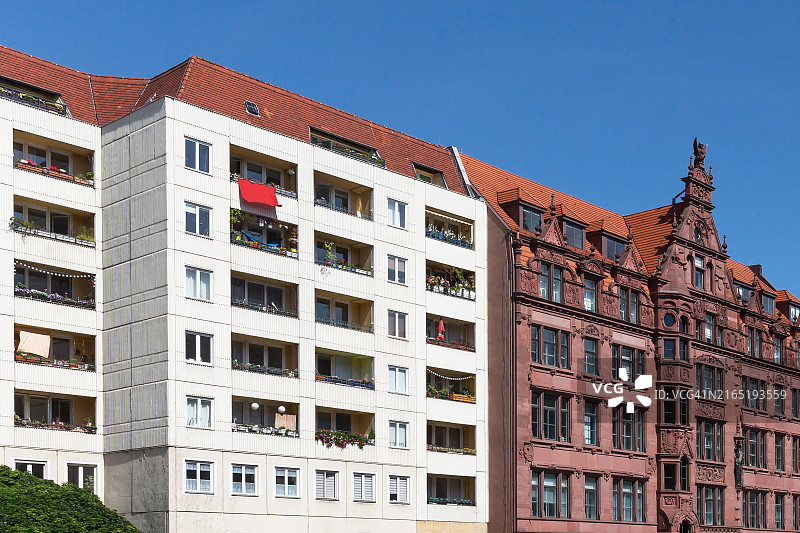 柏林历史住宅建筑的现代与历史外墙图片素材