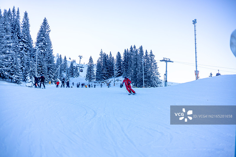 年轻男人冬日旅行图片素材