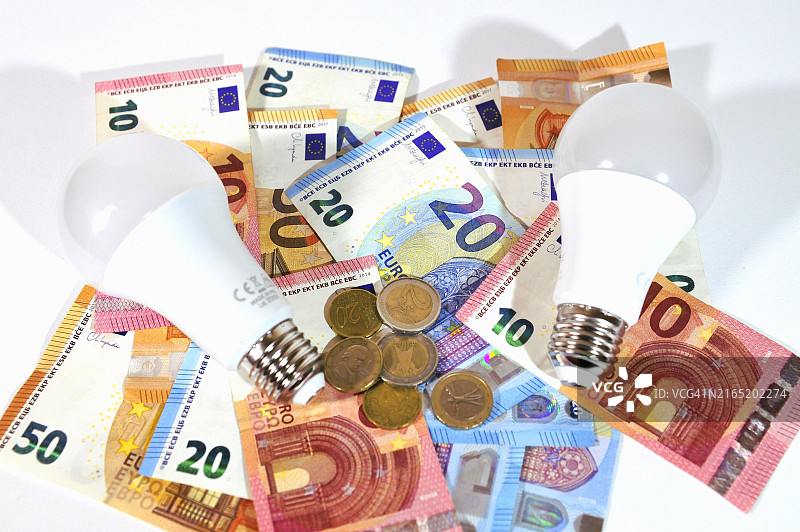 欧元纸币和节能灯泡：不断上涨的公共事业费用，电费图片素材