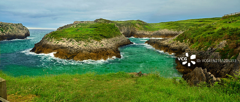 阿斯图里亚斯利亚内斯Cue-Antilles海滩全景，海中有3个小岛保护图片素材