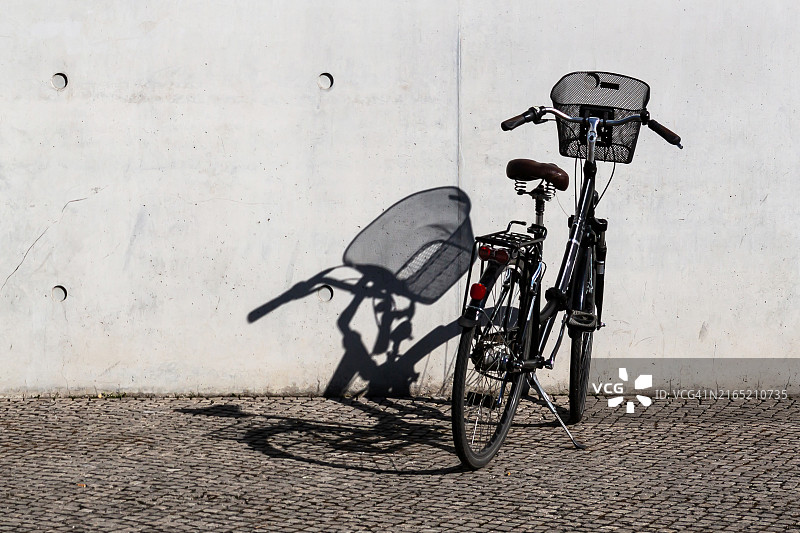 停放在水泥墙边的自行车图片素材