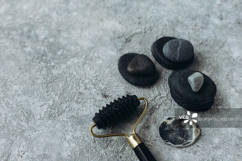 黑色按摩滚轮和石头图片素材
