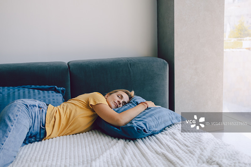 女人在舒适的卧室里睡午觉图片素材