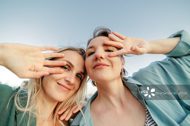 两位美丽的中年女性的 портрет （人像）特写图片素材