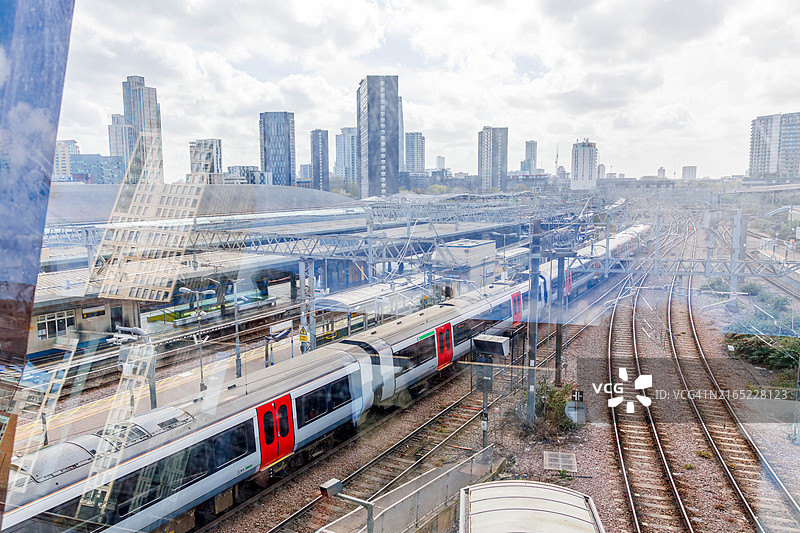 火车站轨道上的列车俯视图图片素材