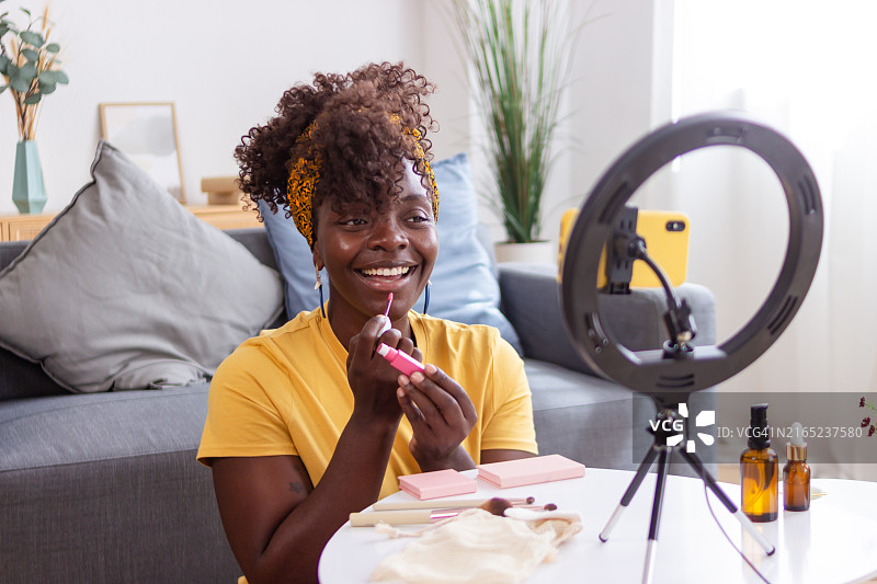 美妆网红使用环形灯录制口红化妆教程图片素材