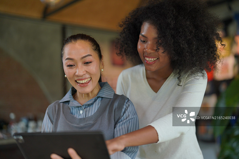 现代共享办公室内协同工作的两名不同肤色办公室职员图片图片素材