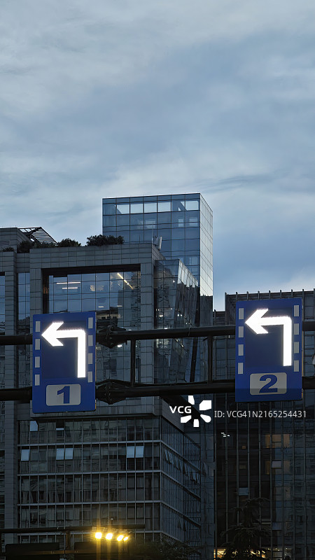 城市夜间交通标志图片素材