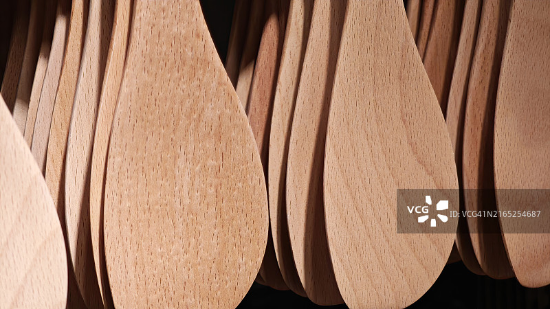 整齐排列的木制勺子图片素材