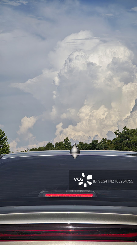 汽车车顶上的云彩倒影图片素材