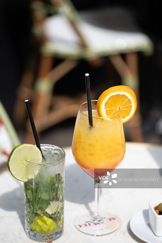 巴黎露台上的莫吉托龙舌兰日出鸡尾酒图片素材