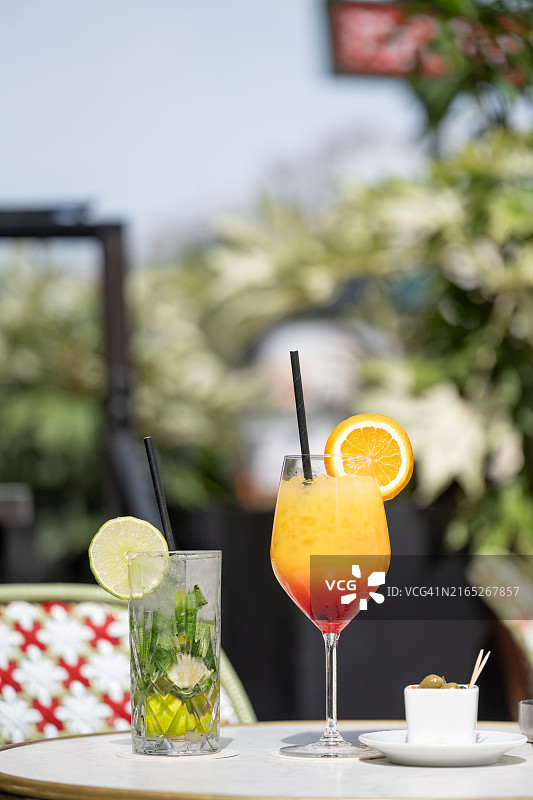 巴黎露台上的莫吉托龙舌兰日出鸡尾酒图片素材