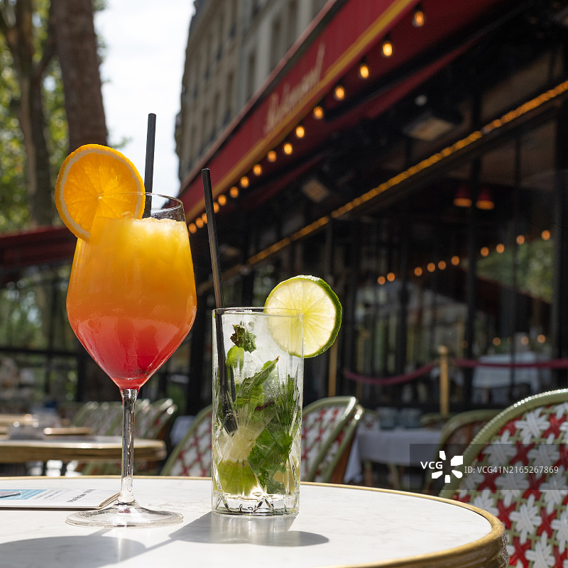 巴黎露台上的莫吉托龙舌兰日出鸡尾酒图片素材