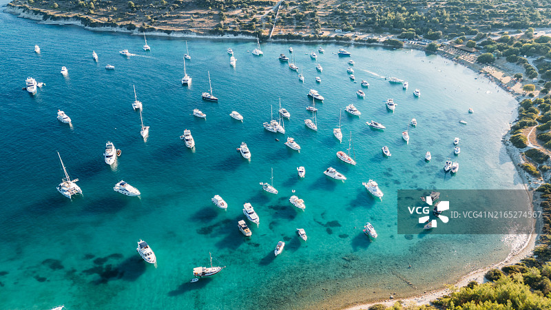 海上抛锚的帆船和游艇图片素材