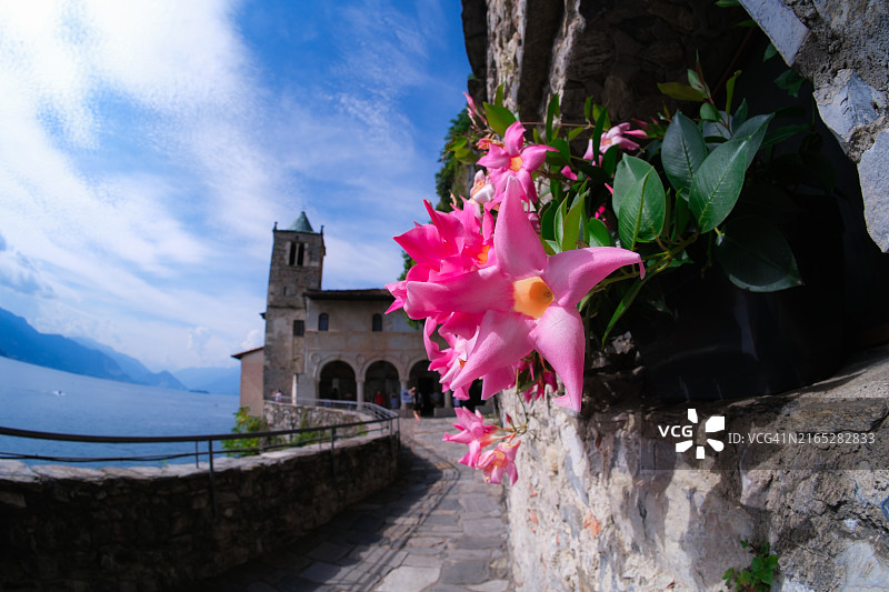 圣卡特琳娜萨索隐修院，意大利马焦雷湖图片素材