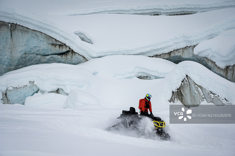 冰洞之旅中的向导和游客图片素材