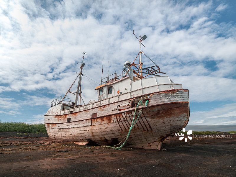 冰岛西部斯奈山半岛黑沙滩上的沉船广角景观图片素材