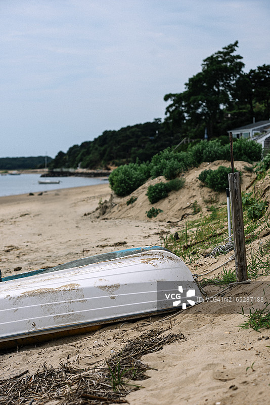 沙滩上的独木舟图片素材