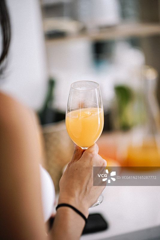 手握香槟鸡尾酒图片素材