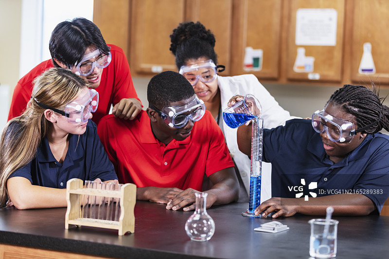 化学课上的老师和高中生图片素材