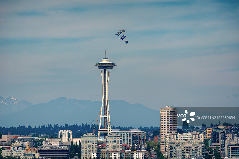 “蓝天使”在华盛顿州西雅图天际线上空飞行图片素材