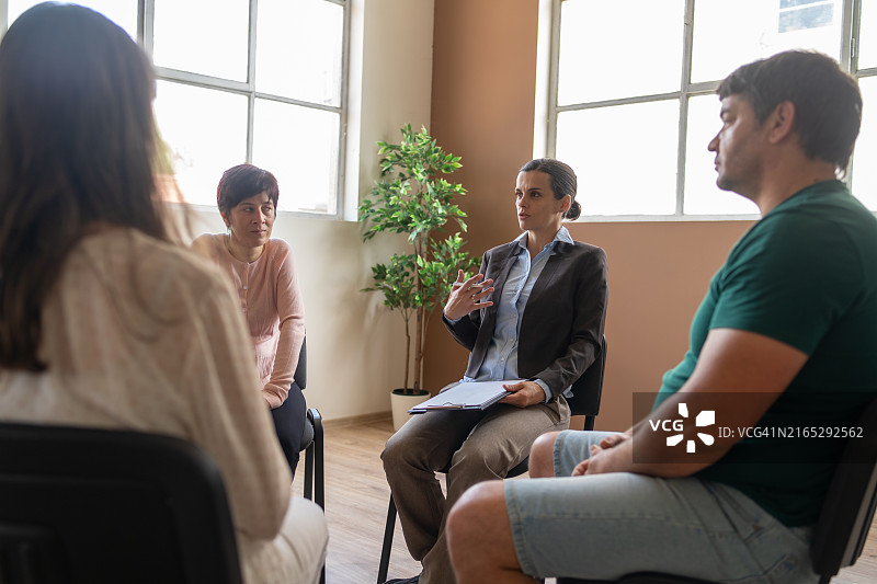 理疗师在团体治疗中引导讨论图片素材
