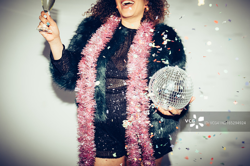 一名盛装打扮的女子图片素材