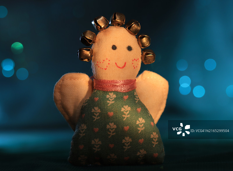 蓝色背景下的天使毛绒挂饰图片素材